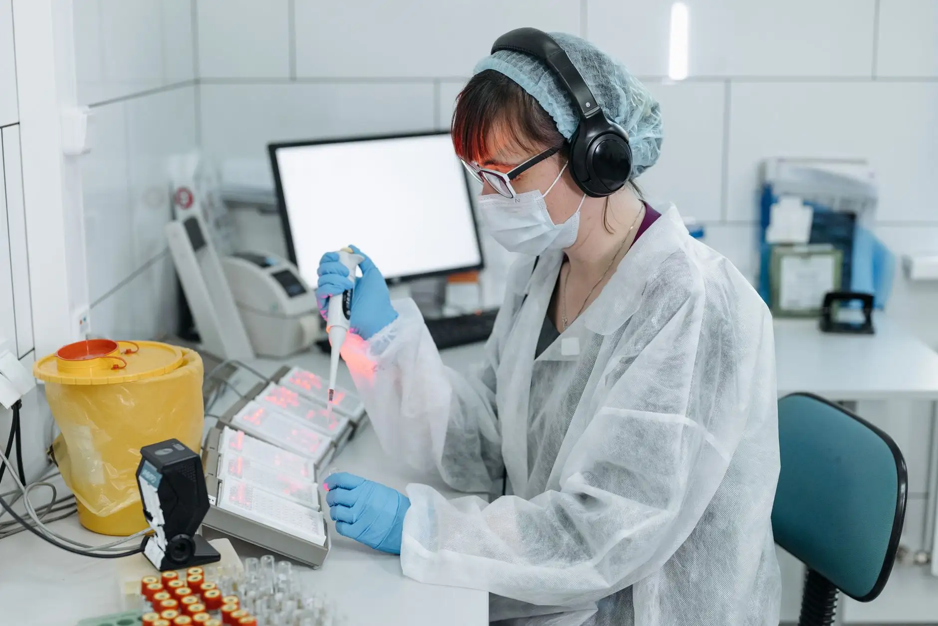 工业机器人六轴关节结构设计与高刚性运动控制技术解析
