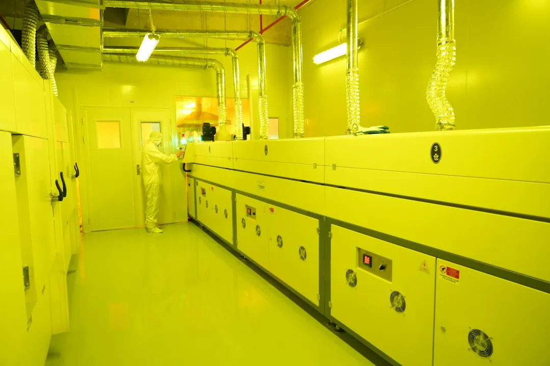 上海易樊科技六轴关节机器人焊接工作站技术解析