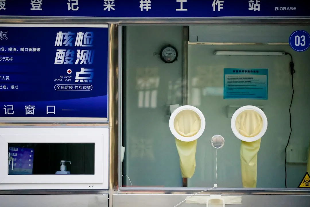 易樊科技协作机器人VS传统六轴机械臂：选型对比与适用场景